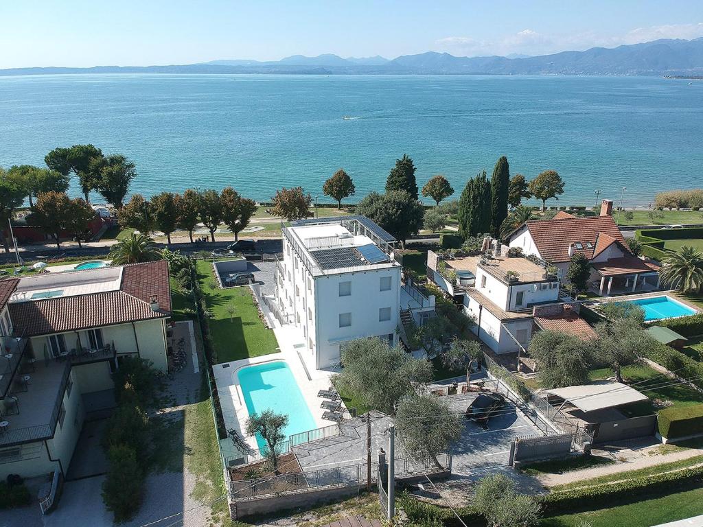 una vista aerea di una casa e dell'oceano di Residence VILLA ADRIANA a Bardolino