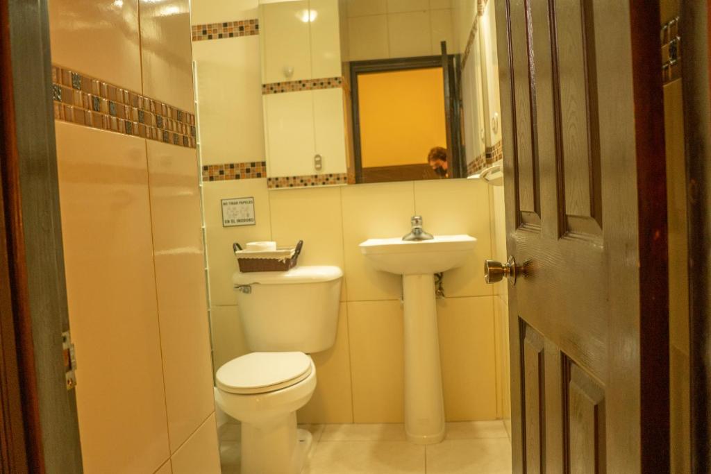 Ένα μπάνιο στο Orquidea Limon Hotel Boutique