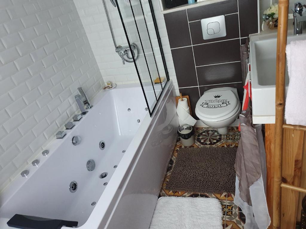Koupelna v ubytování Demeure Prosper 1 chambre d'hôte privative avec petit déjeuner compris