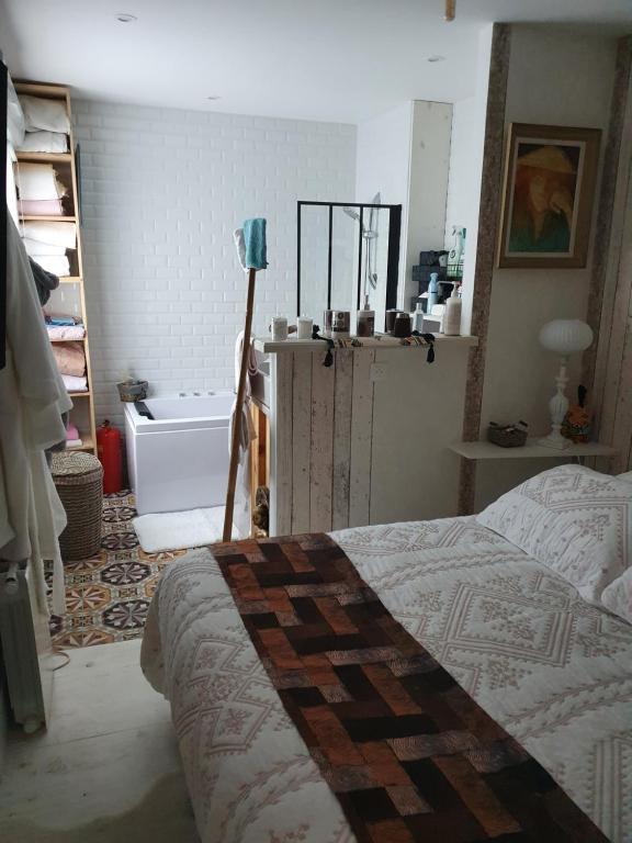 Postel nebo postele na pokoji v ubytování Demeure Prosper 1 chambre d'hôte privative avec petit déjeuner compris