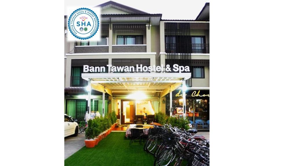 a building with bikes parked in front of it at Bann Tawan Hostel & Spa in Chiang Rai