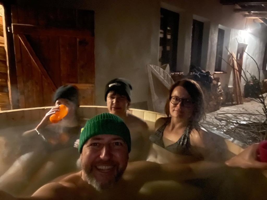 grupa ludzi w wannie w obiekcie Apartmány pod Kozákem w mieście Velké Popovice