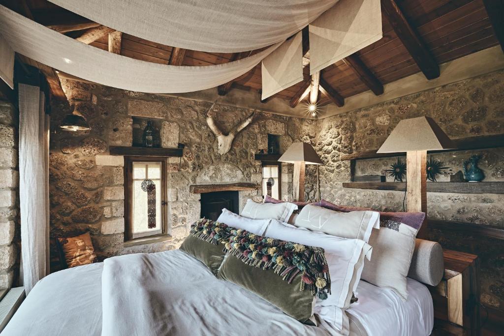 Postel nebo postele na pokoji v ubytování Area Synest Nature Suites