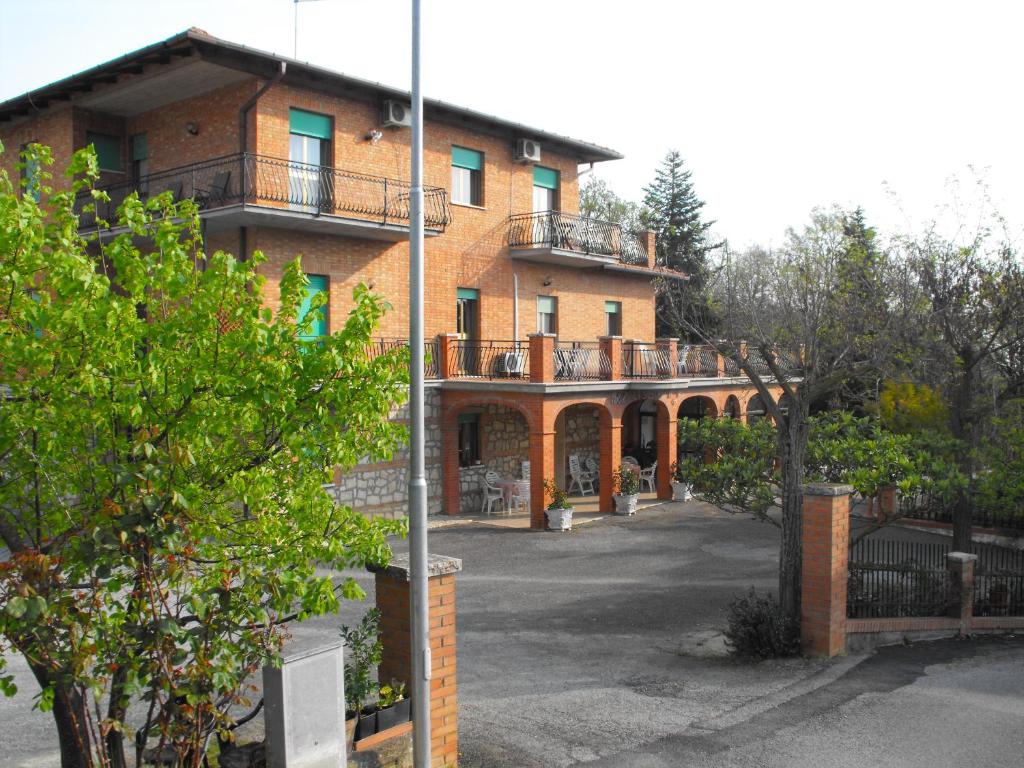 uma grande casa de tijolos com um pátio em frente em La Piccola Siesta b&b em Sant'Albino