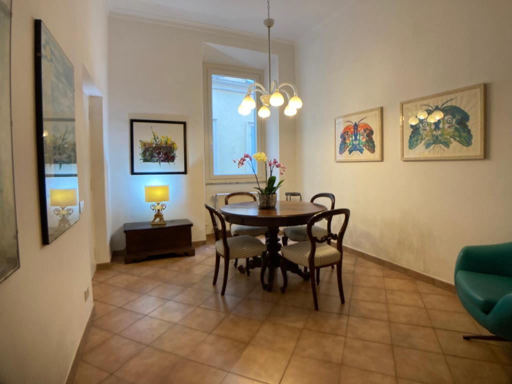 A seating area at Maison Vivalda In Piazza Navona
