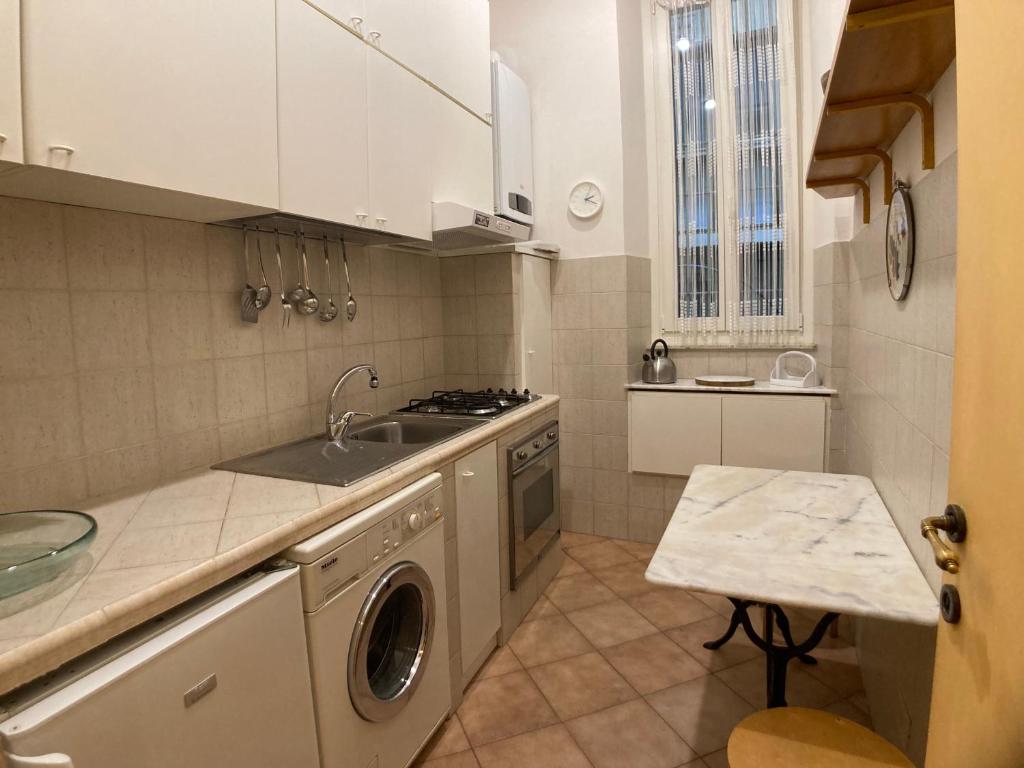 A kitchen or kitchenette at Maison Vivalda In Piazza Navona