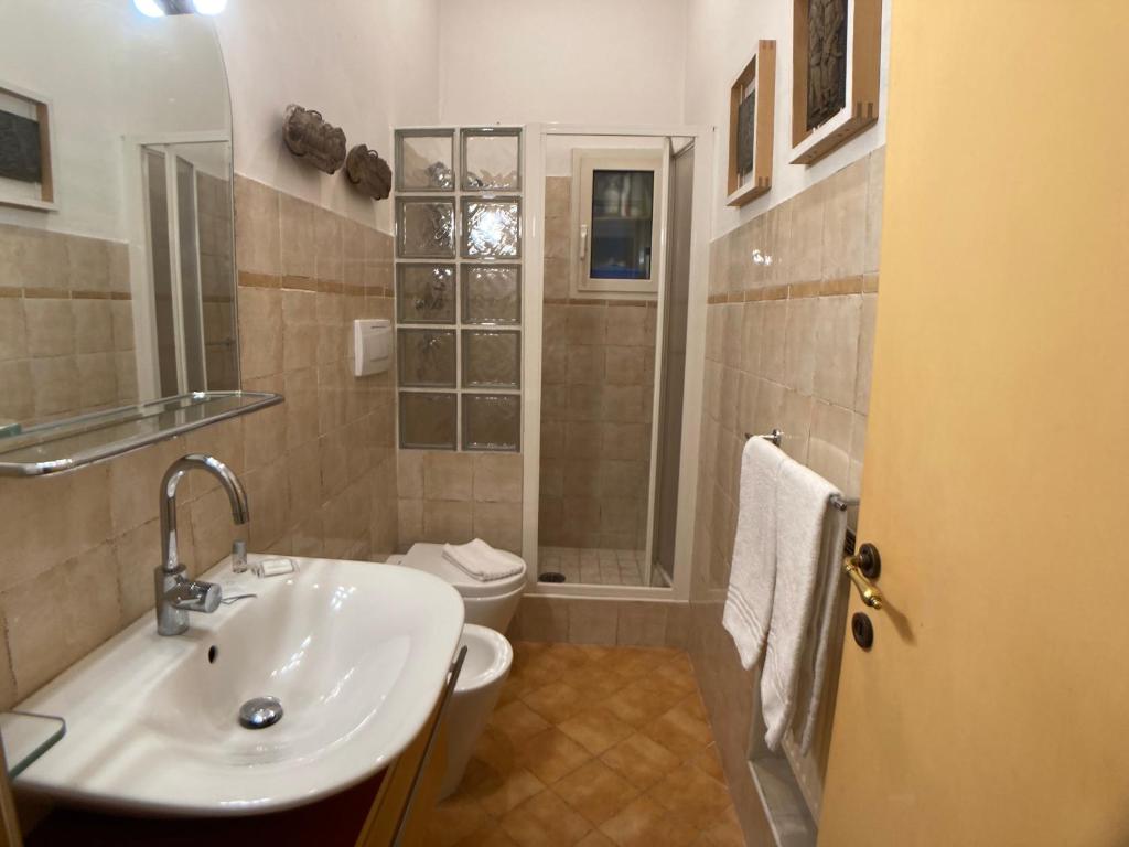 A bathroom at Maison Vivalda In Piazza Navona