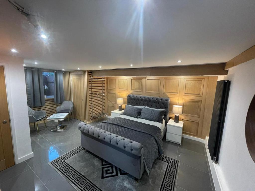 um quarto com uma cama e um sofá num quarto em Hendham House em Manchester