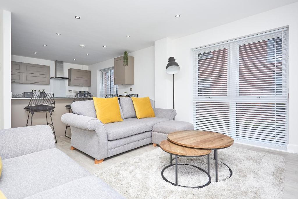 uma sala de estar com um sofá e uma mesa em Luxury Duplex 2-Bed Apartment Fruit Market Marina em Hull