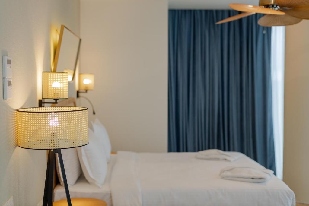 Postel nebo postele na pokoji v ubytování MiraMar Luxury Residences