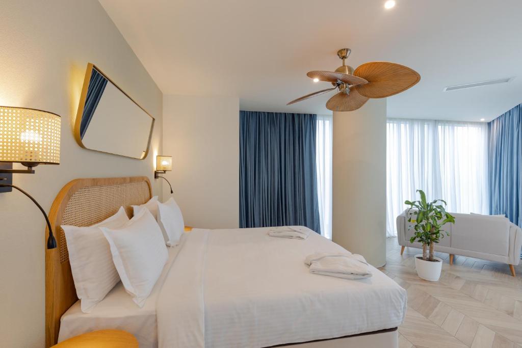 Postel nebo postele na pokoji v ubytování MiraMar Luxury Residences