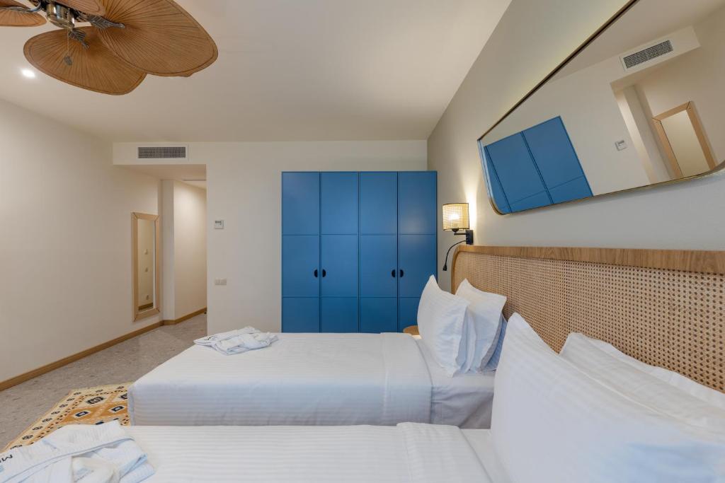 Postel nebo postele na pokoji v ubytování MiraMar Luxury Residences
