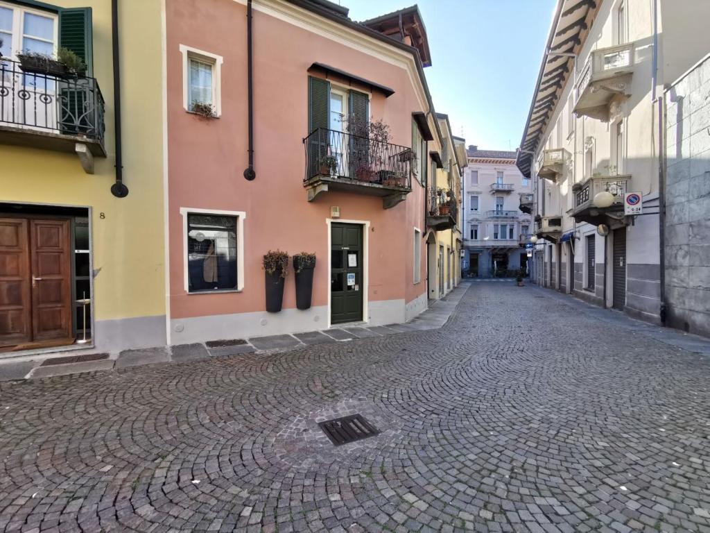 a cobblestone street in a city with buildings at Alloggio MAIA centro Biella in Biella