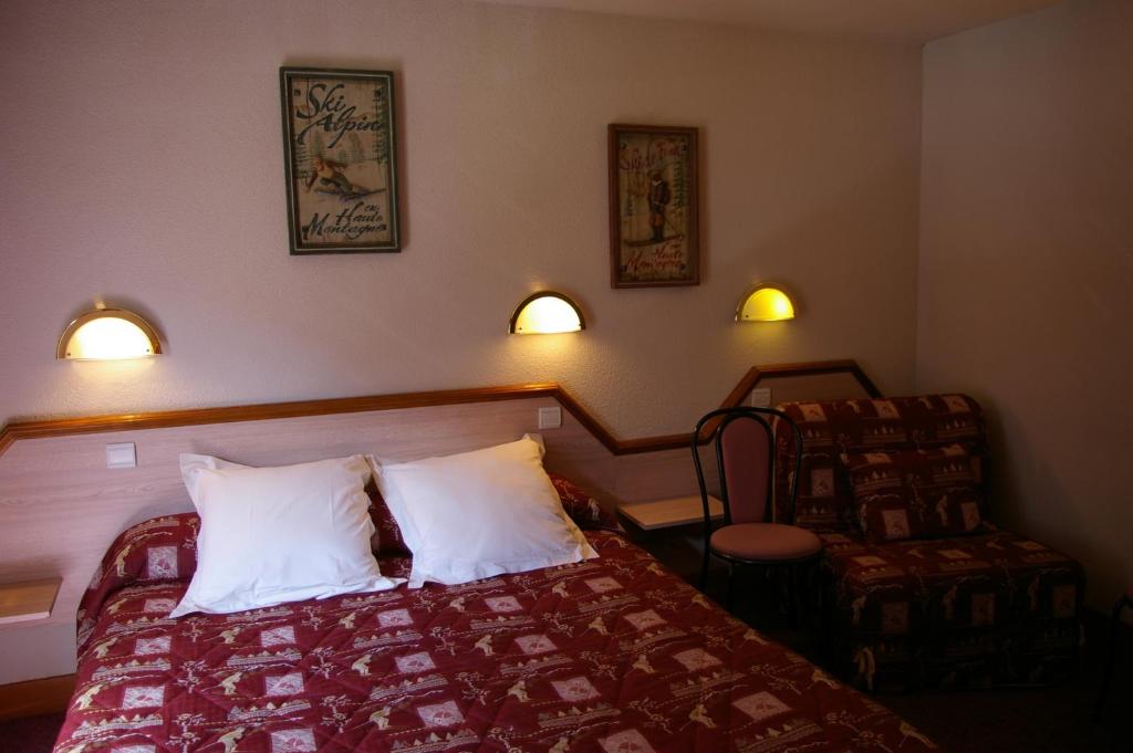 ボンヌヴァル・シュル・アルクにあるHôtel du Glacier des Evettesのベッドルーム1室(ベッド1台、椅子、枕2つ付)