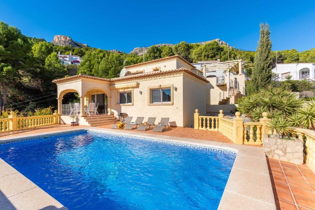 willa z basenem i domem w obiekcie Villa Sabita - PlusHolidays w mieście Calpe