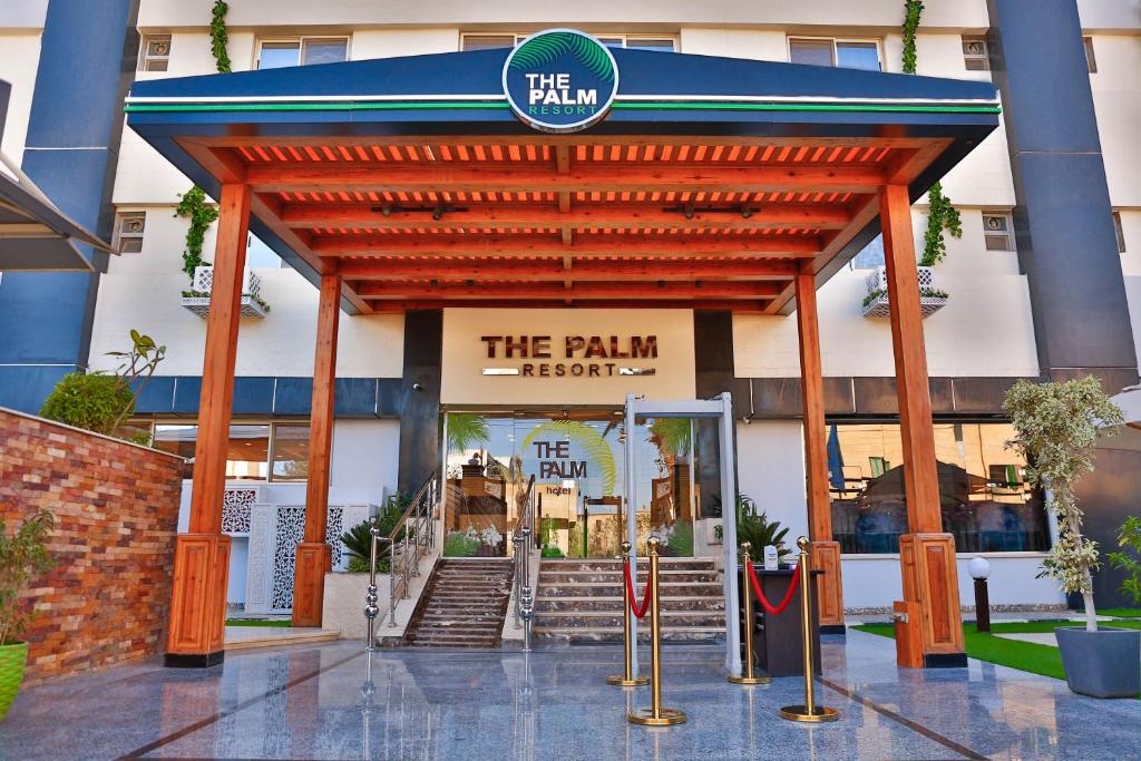 un bâtiment avec une entrée pour l'hôpital ferroviaire dans l'établissement The Palm Hotel, à Kafr EL Sheikh