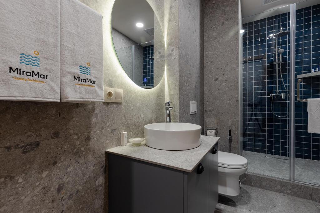 Koupelna v ubytování MiraMar Luxury Residences