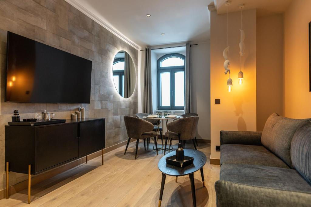 uma sala de estar com um sofá e uma mesa em Residenz Boutique Suites em Bad Gastein
