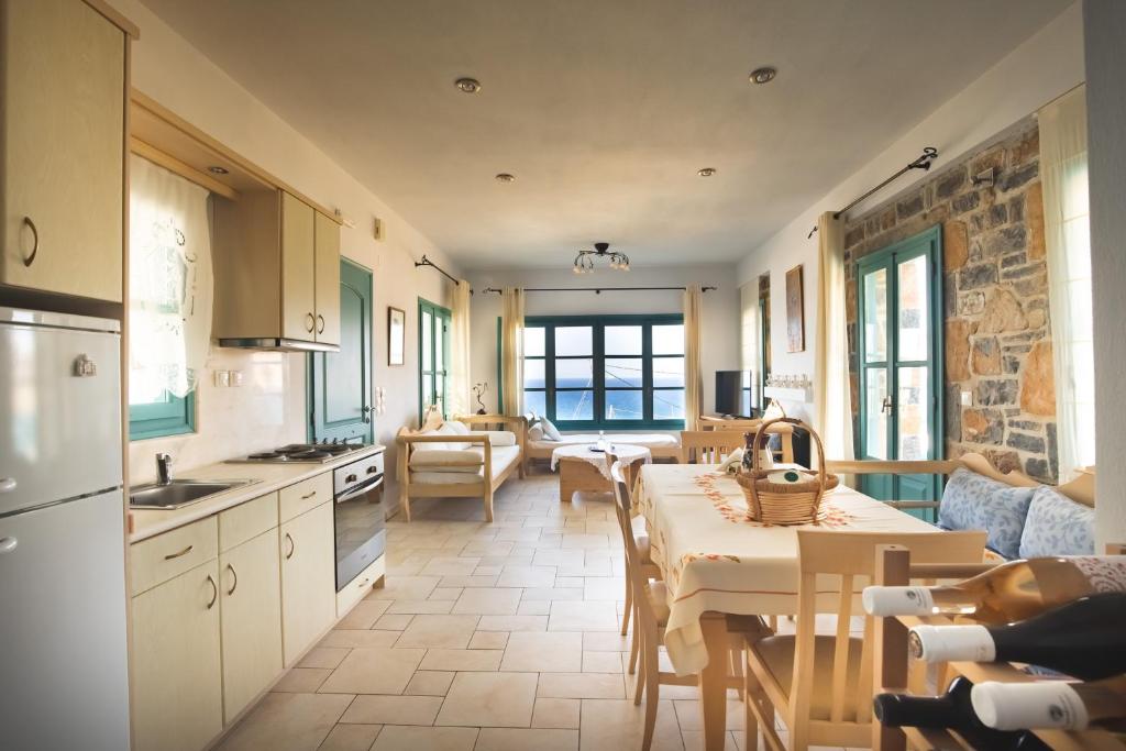 Kuchyň nebo kuchyňský kout v ubytování Mohlos Villas