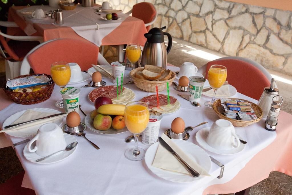 Jedlo v ubytovaní bed & breakfast alebo blízkom okolí