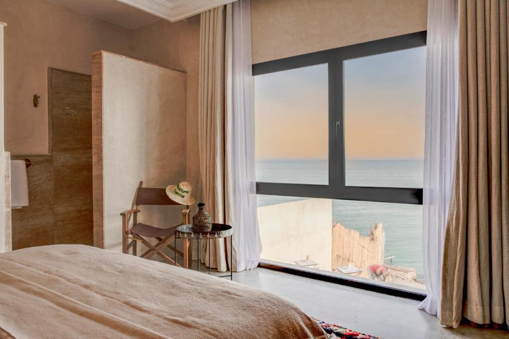 Una cama o camas en una habitación de Hôtel Oasis Dakhla