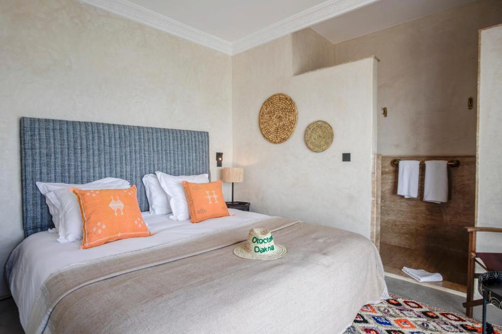 Una cama o camas en una habitación de Hôtel Oasis Dakhla