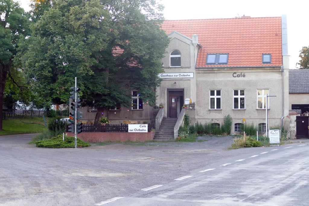 um edifício ao lado de uma rua em Gasthaus zur Ostbahn em Müncheberg