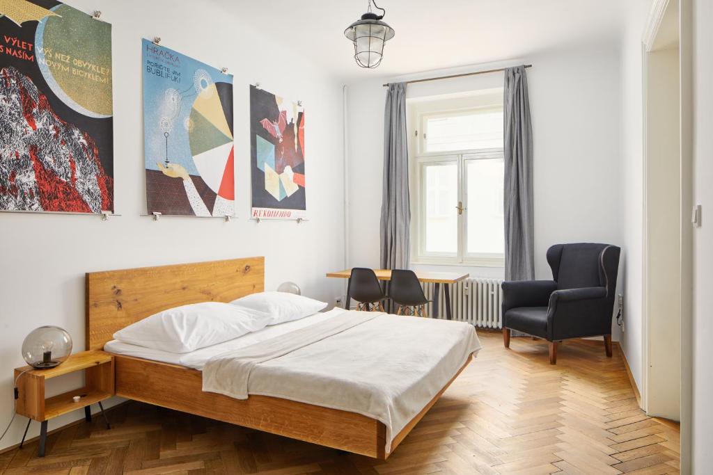 Postel nebo postele na pokoji v ubytování Artsy Flat near Wenceslas Square by Prague Days