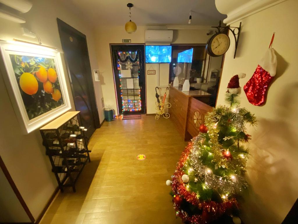Kuchyň nebo kuchyňský kout v ubytování Hotel Orange Kutaisi