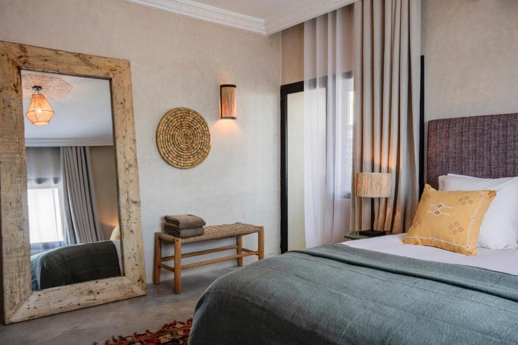 Una cama o camas en una habitación de Hôtel Oasis Dakhla
