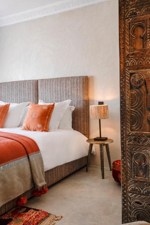 Una cama o camas en una habitación de Hôtel Oasis Dakhla