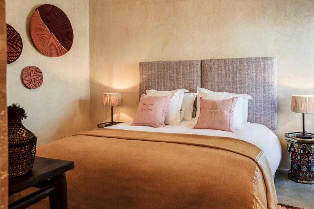 Una cama o camas en una habitación de Hôtel Oasis Dakhla