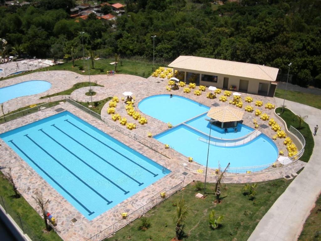 an overhead view of a pool with two swimming pools at Golden Dolphin Express Roberto imoveis in Caldas Novas