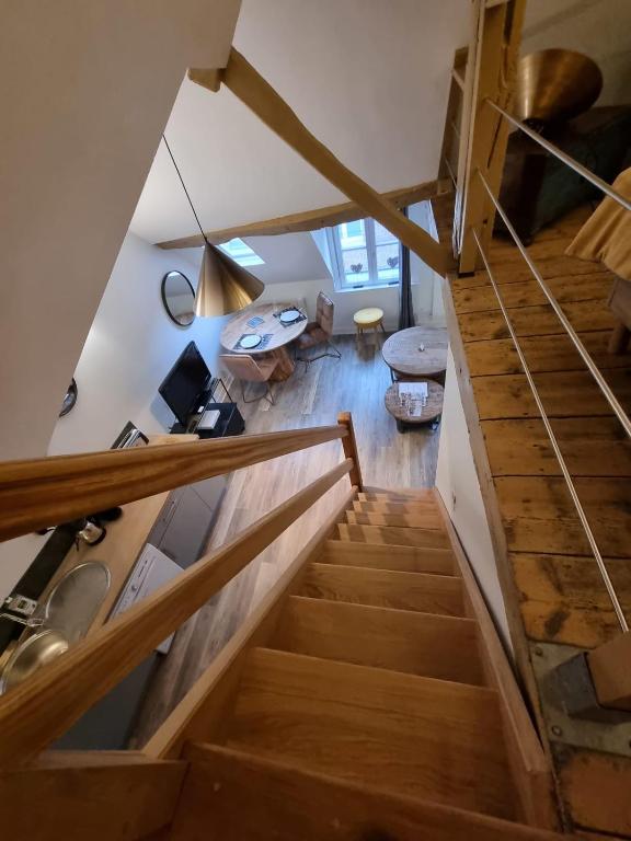 une vue aérienne d'un escalier dans une maison dans l'établissement La Mezzanine d'Au Sans Pareil- Cosy appartement city center Honfleur, à Honfleur