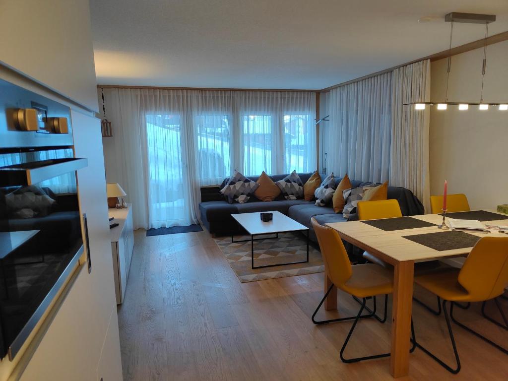 TV a/nebo společenská místnost v ubytování Schöne und Moderne Ferienwohnung