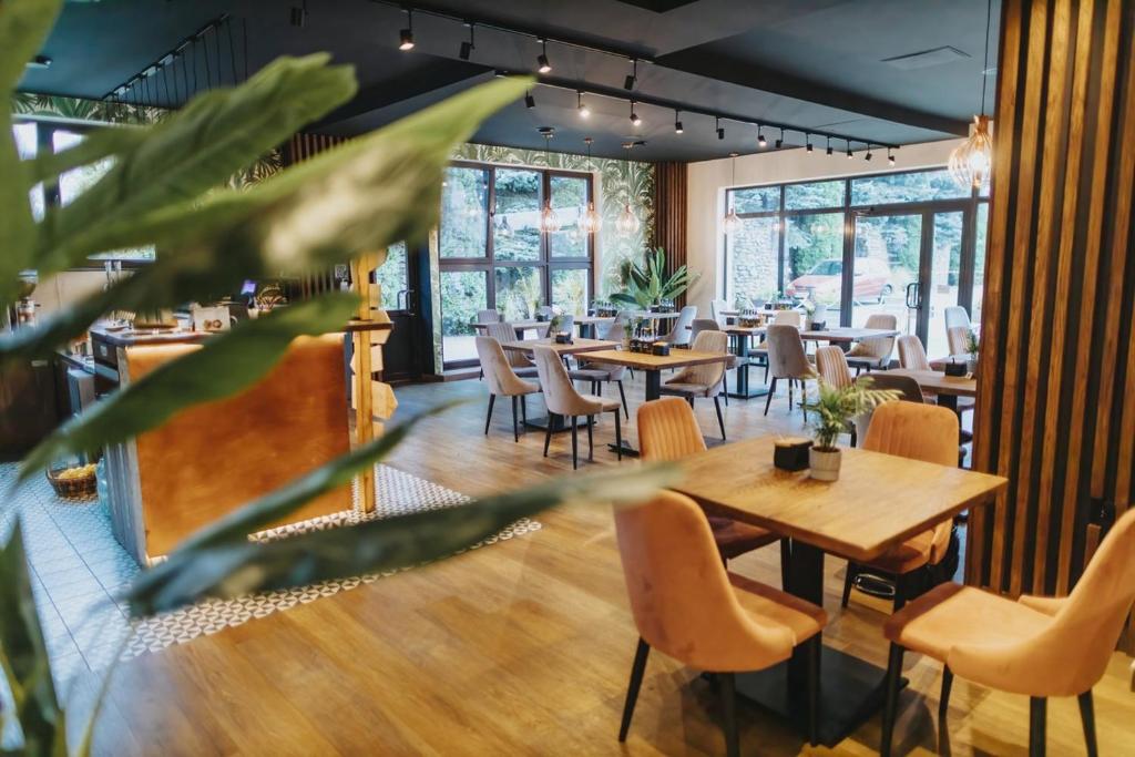 Reštaurácia alebo iné gastronomické zariadenie v ubytovaní JJ Sport Concept Hotel