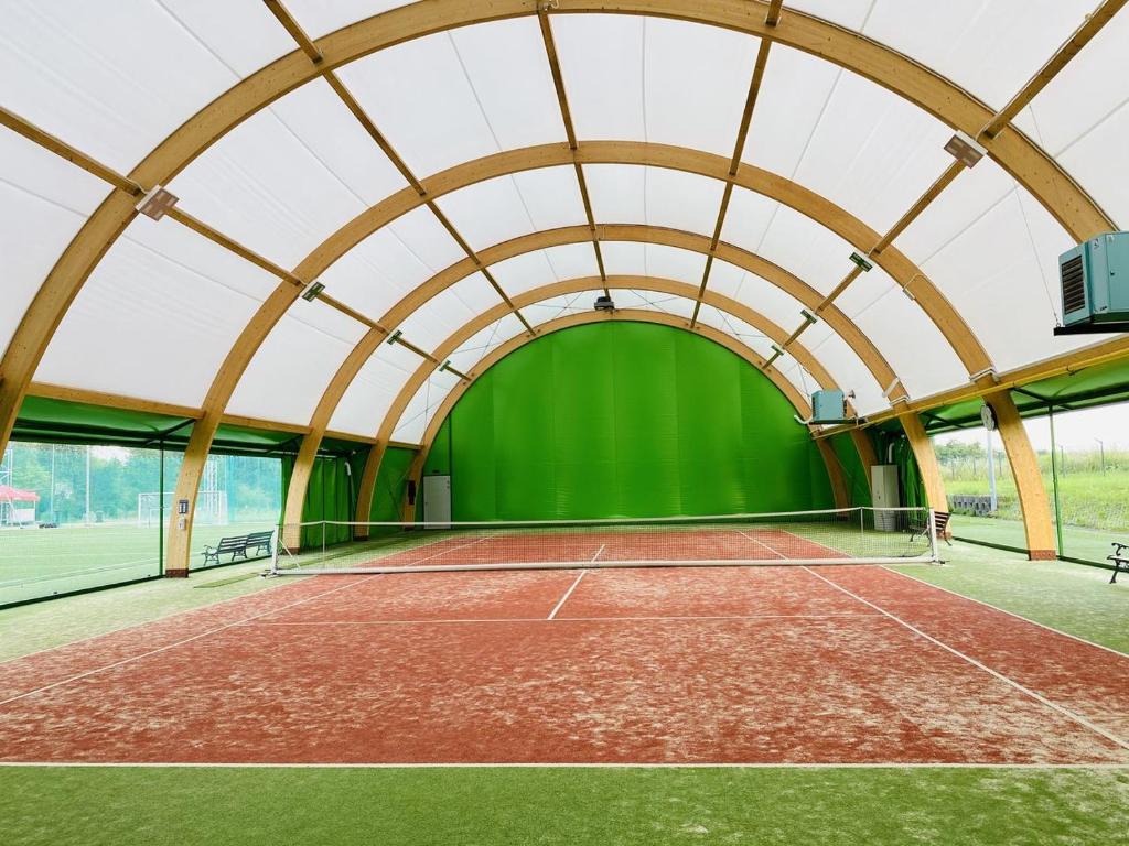 Tenis alebo squash v ubytovaní JJ Sport Concept Hotel alebo jeho okolí