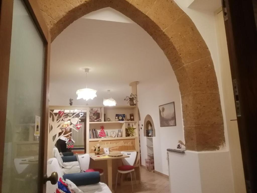 een boog in een woonkamer met een tafel en stoelen bij Casa Sogno in Orvieto