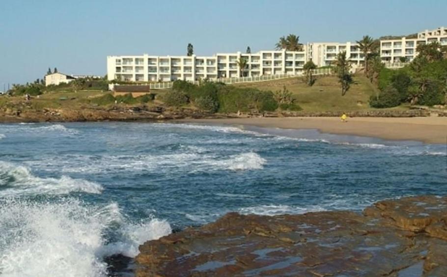 uitzicht op een hotel vanaf het strand met golven bij Laguna La Crete 33 in Margate