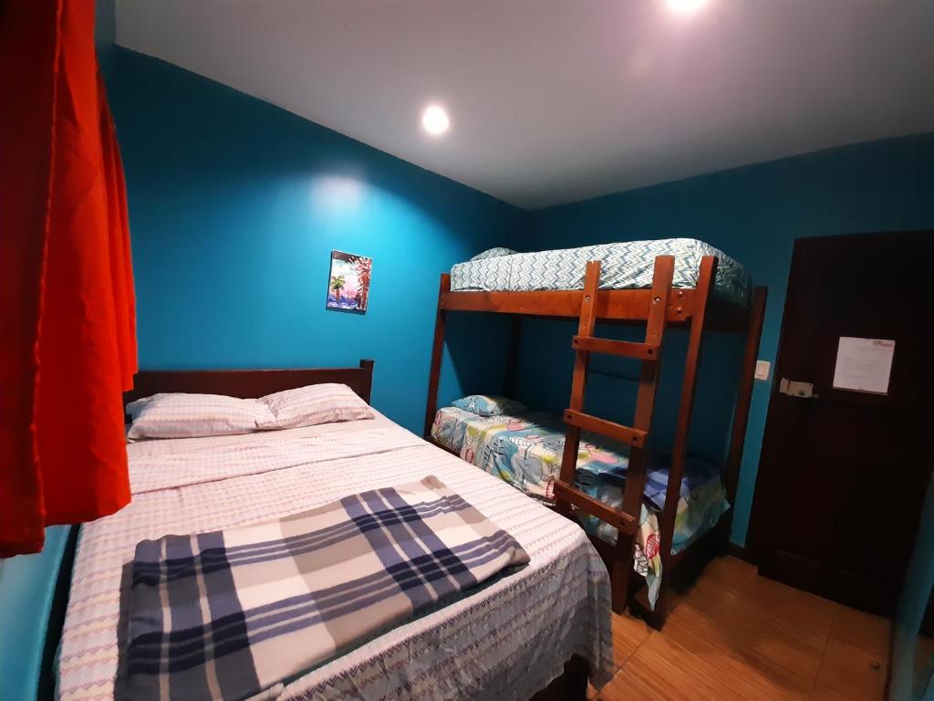 Postel nebo postele na pokoji v ubytování Coral Reef Surf Hostel and Camp