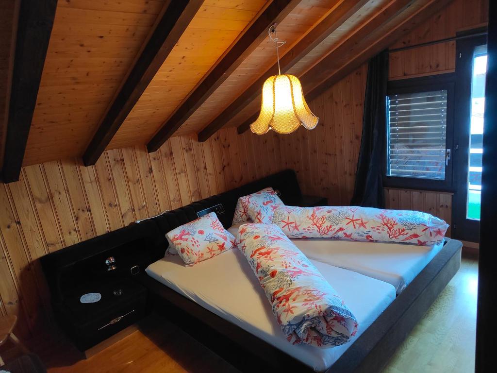 Postel nebo postele na pokoji v ubytování Haus Azurit Dachwohnung Nr.30