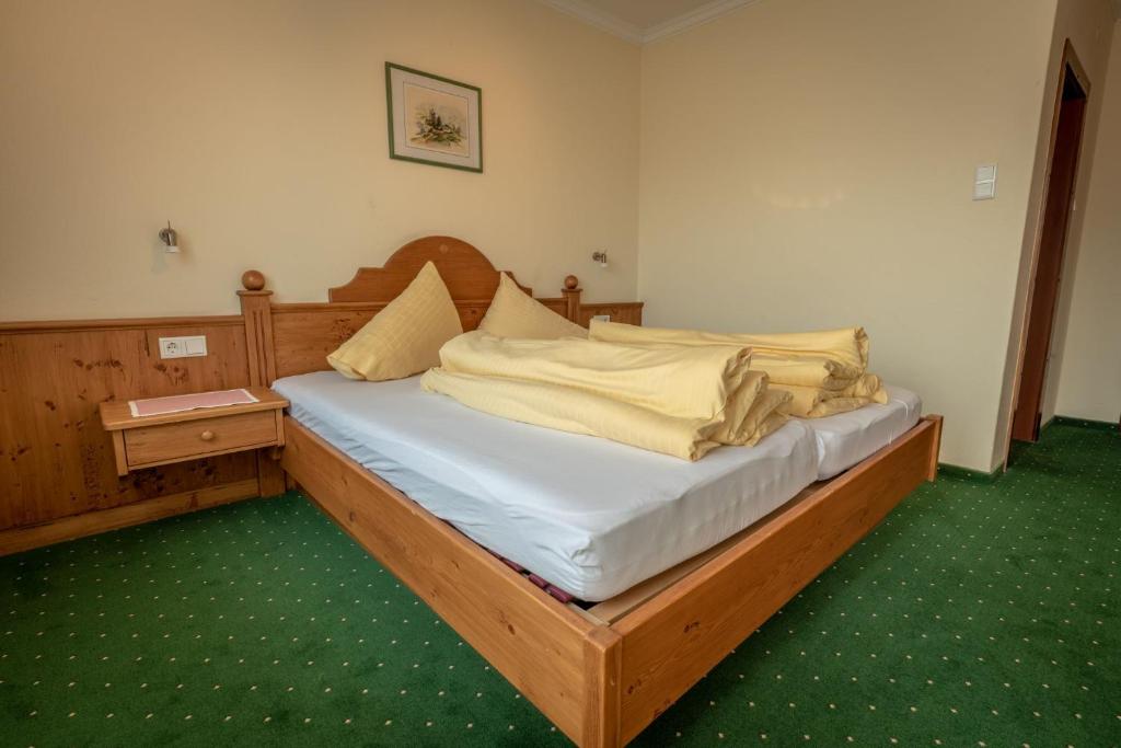 Postel nebo postele na pokoji v ubytování s'Wirtshaus by Alpine Genusswelten