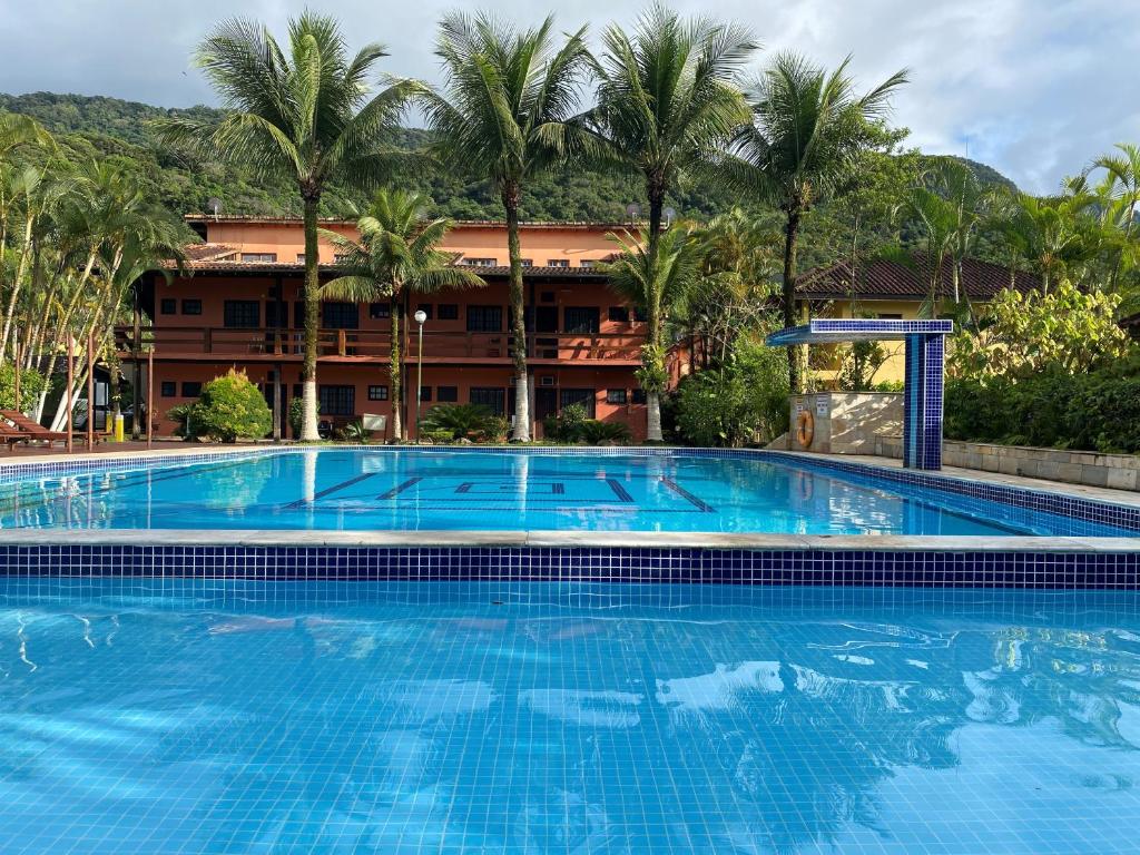 a large swimming pool in front of a hotel at Linda casa em condomínio Sun House Maresias com piscina - 50 m da praia in Maresias