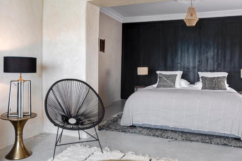 Una cama o camas en una habitación de Hôtel Oasis Dakhla