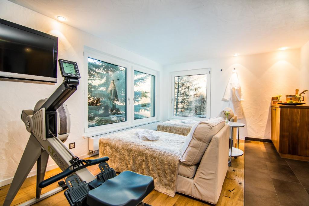 TV a/nebo společenská místnost v ubytování Waldhotel Fletschhorn Panoramic Retreat in Saas Fee