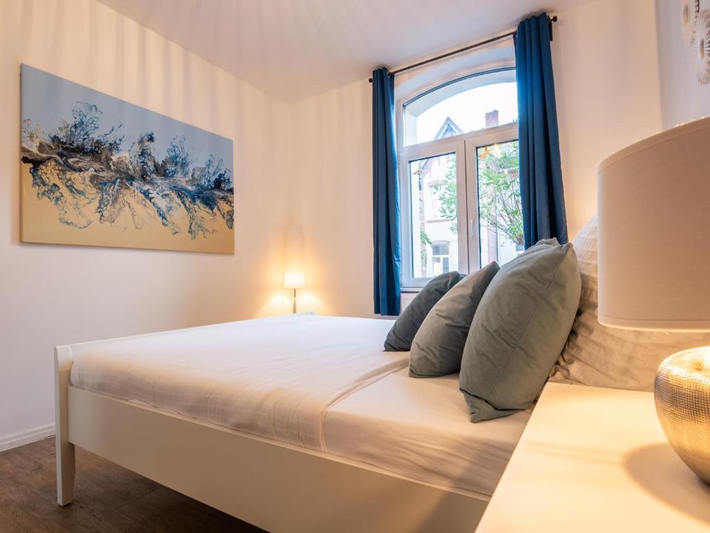 - une chambre avec un lit et une fenêtre dans l'établissement EUPHORAS - Geschmackvolles Apartment in Hannover, à Hanovre