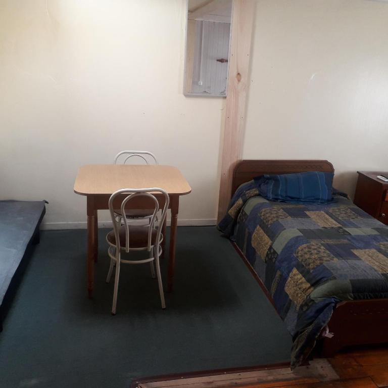 Postel nebo postele na pokoji v ubytování Hostal Rayen