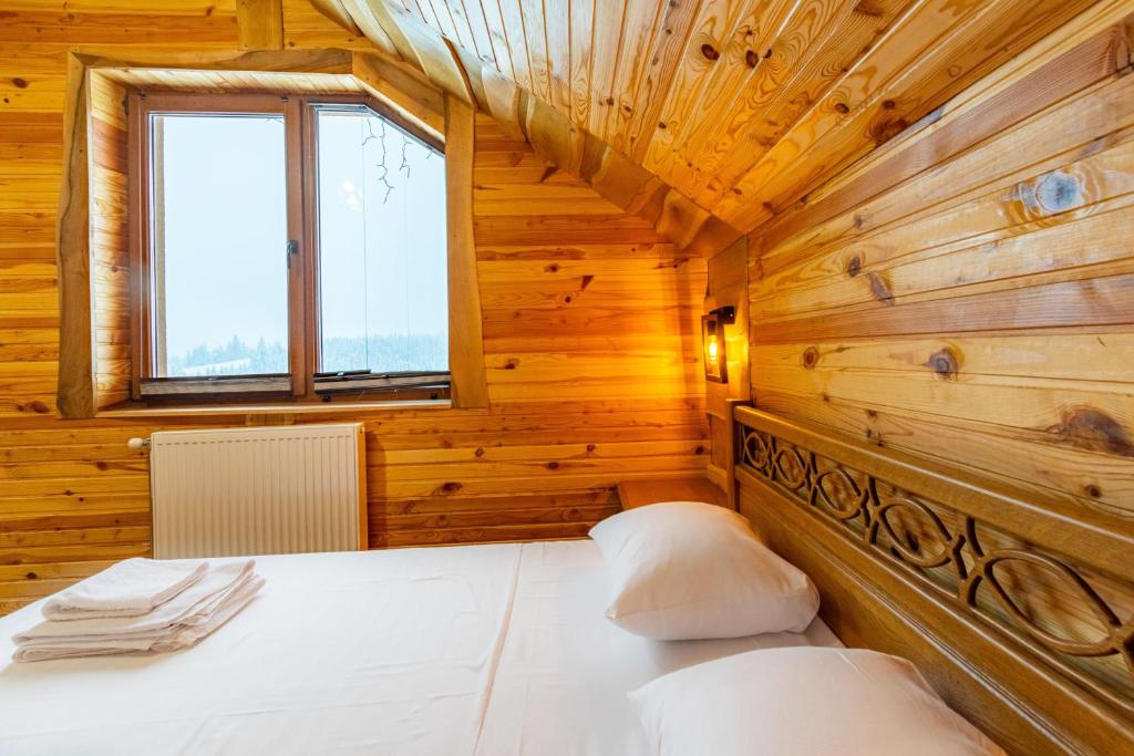 Postel nebo postele na pokoji v ubytování Rich OAK - готель з відкритим панорамний басейном