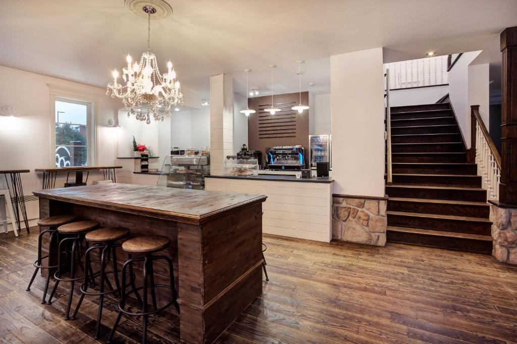 Dapur atau dapur kecil di Le 900 Tremblant Inn Café and Bistro