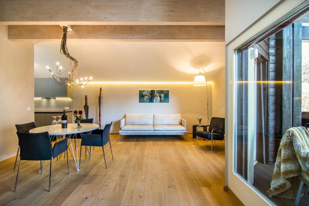 Posezení v ubytování Waldhotel Fletschhorn Panoramic Retreat in Saas Fee